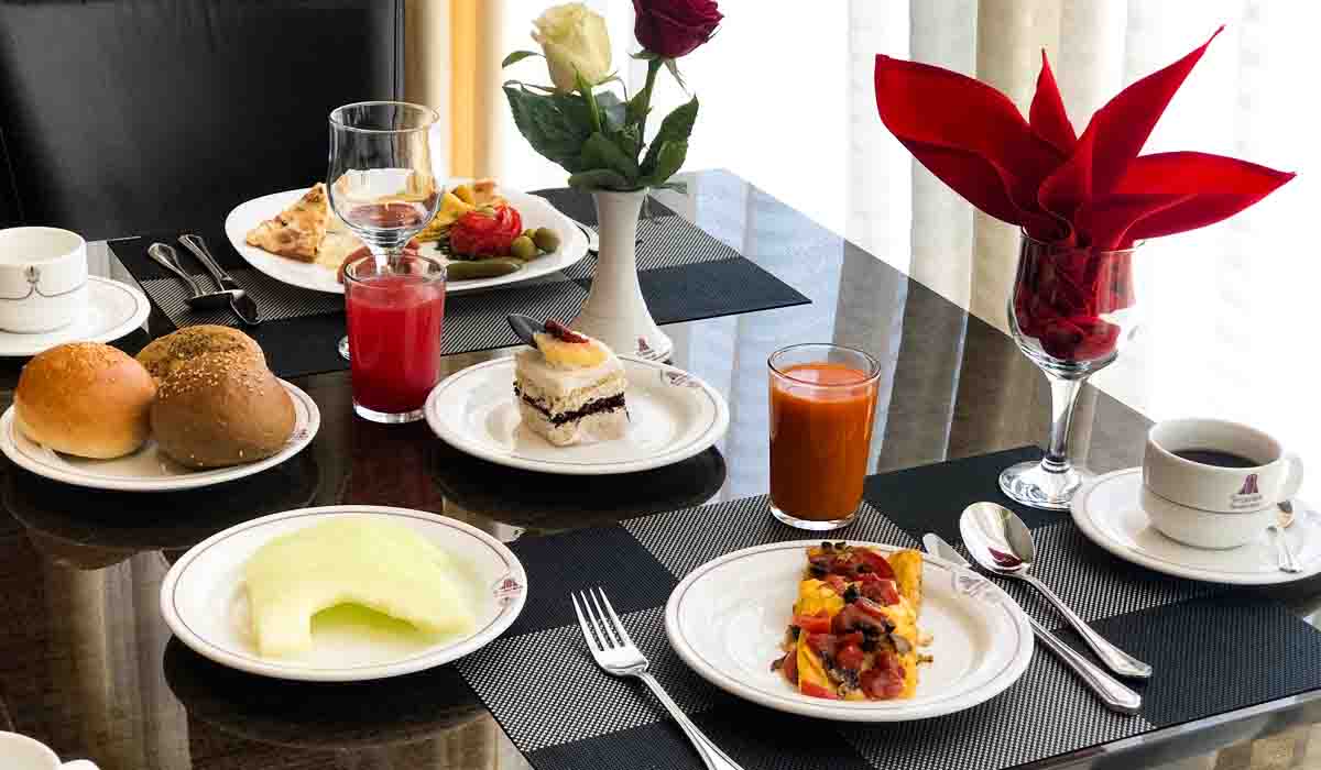 صبحانه در هتل پارسیان استقلال تهران