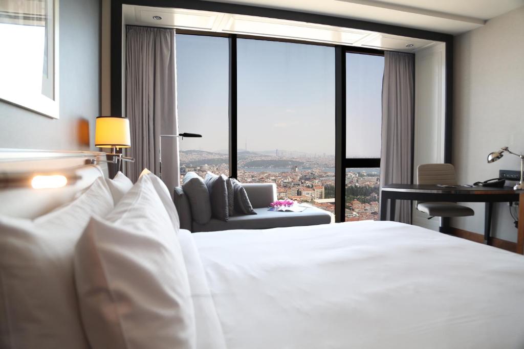 اتاق کینگ اگزکیوتیو با چشم انداز دریا هتل هیلتون بومونتی استانبول