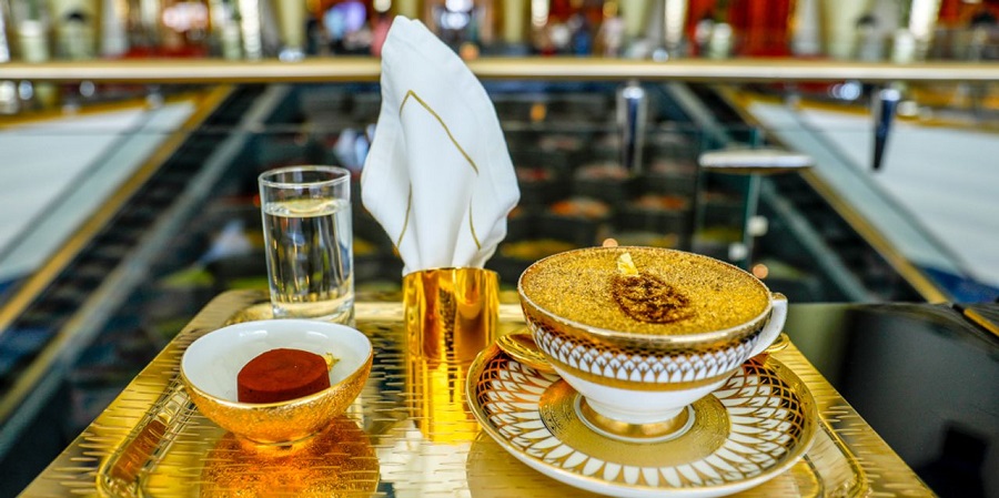 تفریحات گران دبی: خوردن کاپوچینوی طلایی در برج العرب
